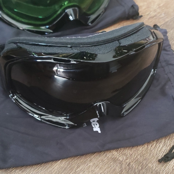 Snow goggles (two) - Picture 4 of 6